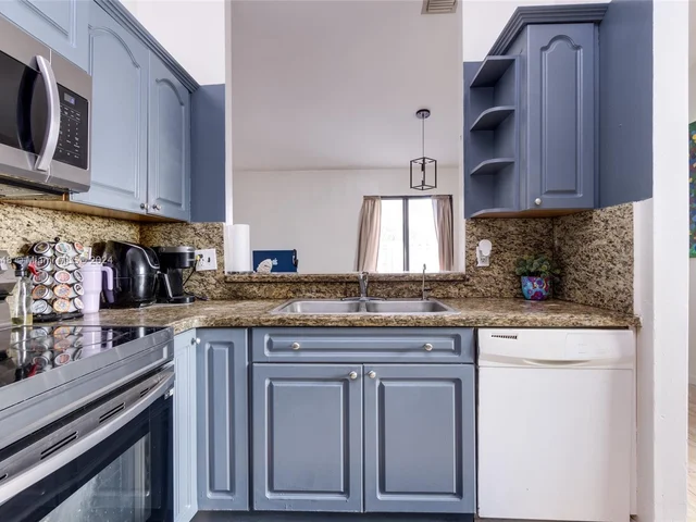 1020 SW 87th Ter, Pembroke Pines FL 33025