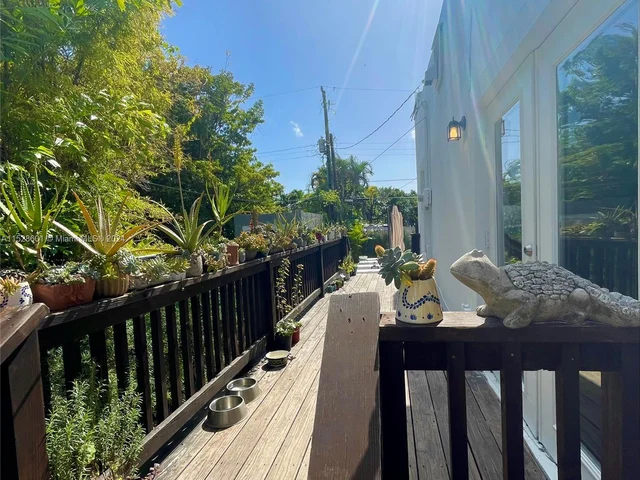 120 NW 49th St, Miami FL 33127