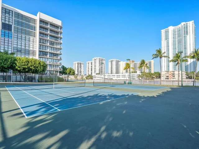 1000 Parkview Dr # 329, Hallandale Beach FL 33009