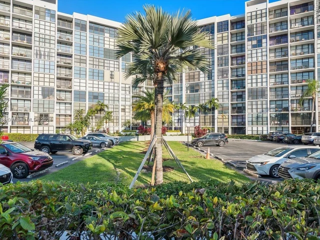 1000 Parkview Dr # 329, Hallandale Beach FL 33009