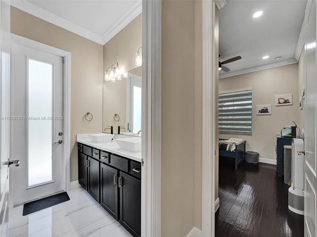 6435 SW 55th Pl, Davie FL 33314