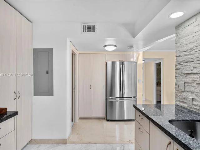 1000 Parkview Dr # 607, Hallandale Beach FL 33009