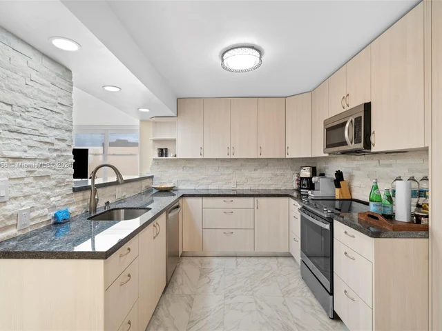 1000 Parkview Dr # 607, Hallandale Beach FL 33009