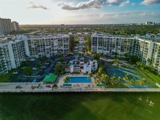 1000 Parkview Dr # 607, Hallandale Beach FL 33009