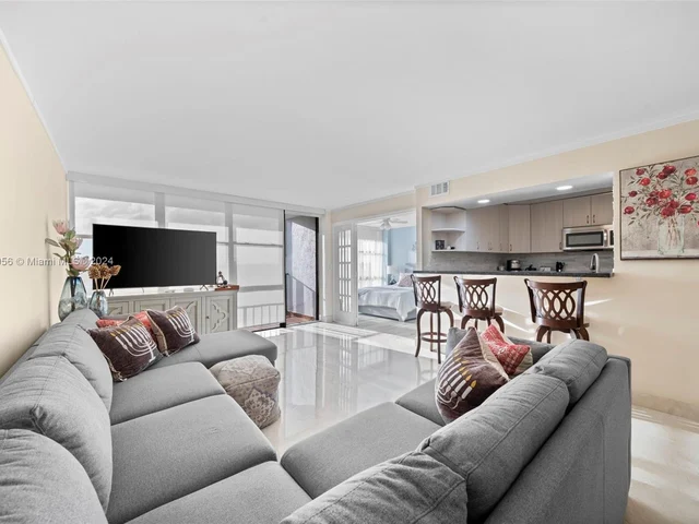 1000 Parkview Dr # 607, Hallandale Beach FL 33009