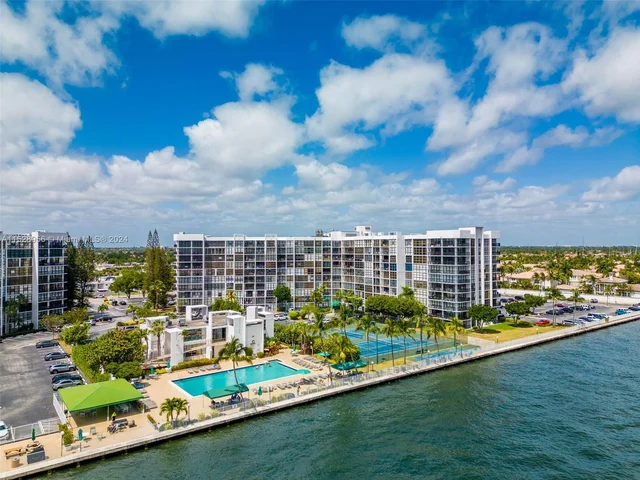 1000 Parkview Dr # 607, Hallandale Beach FL 33009