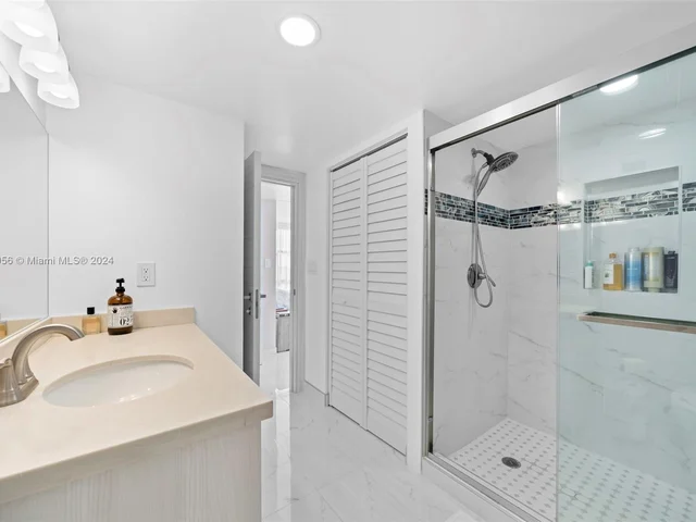 1000 Parkview Dr # 607, Hallandale Beach FL 33009