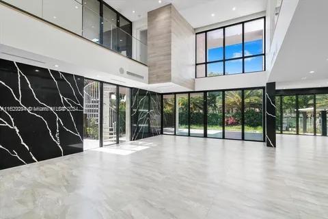 521 Holiday Dr, Hallandale Beach FL 33009