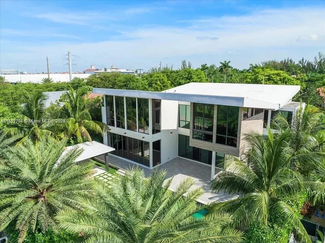 521 Holiday Dr, Hallandale Beach FL 33009