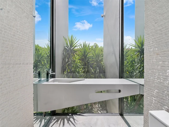 521 Holiday Dr, Hallandale Beach FL 33009