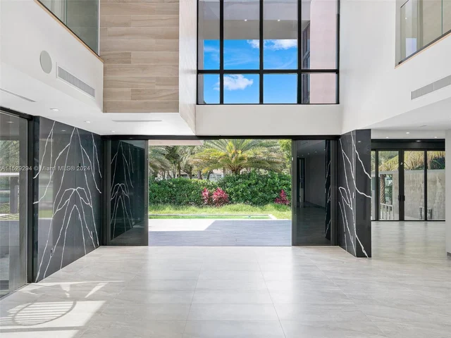 521 Holiday Dr, Hallandale Beach FL 33009