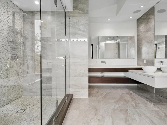 521 Holiday Dr, Hallandale Beach FL 33009