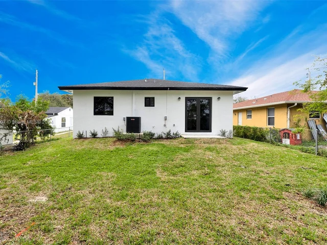 108 NW 1st Ave, Hallandale Beach FL 33009