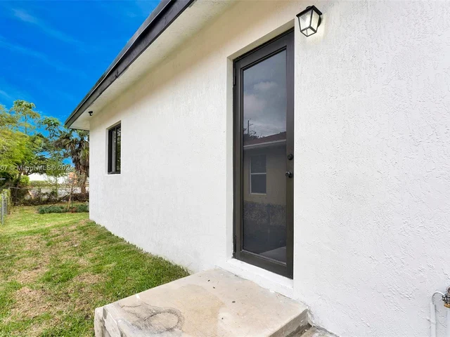 108 NW 1st Ave, Hallandale Beach FL 33009