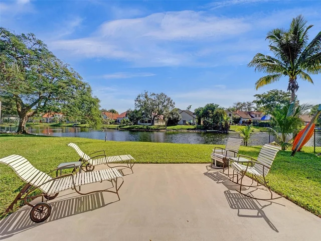 9250 Oak Grove Cir, Davie FL 33328