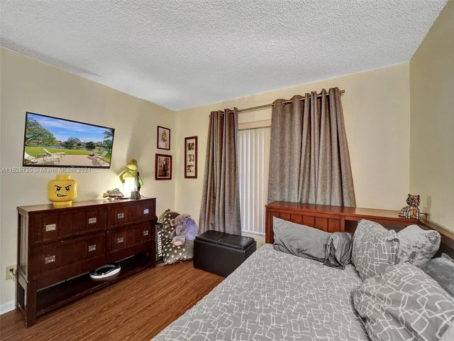 9250 Oak Grove Cir, Davie FL 33328