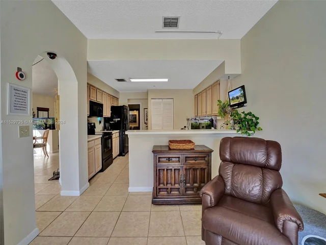 9250 Oak Grove Cir, Davie FL 33328