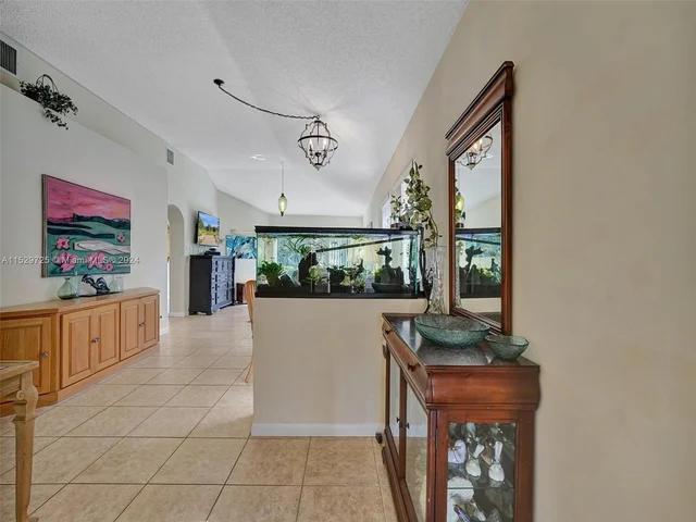 9250 Oak Grove Cir, Davie FL 33328