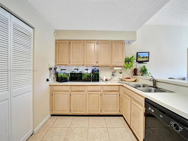 9250 Oak Grove Cir, Davie FL 33328