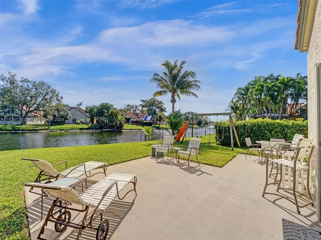 9250 Oak Grove Cir, Davie FL 33328