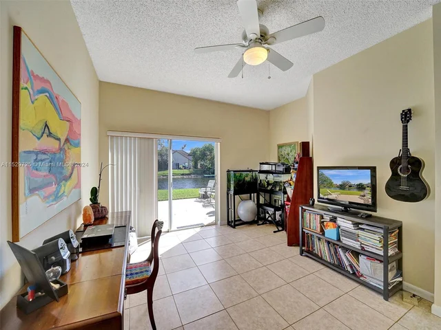 9250 Oak Grove Cir, Davie FL 33328