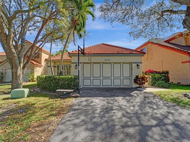 9250 Oak Grove Cir, Davie FL 33328