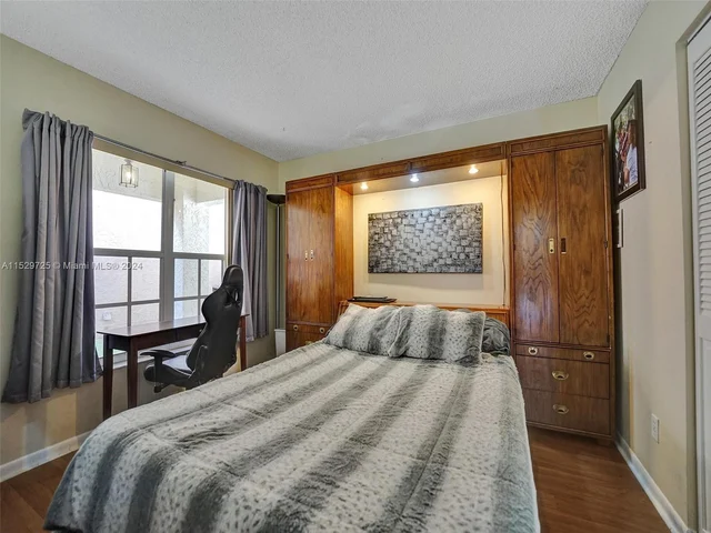 9250 Oak Grove Cir, Davie FL 33328