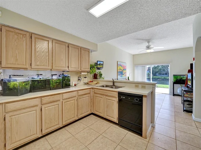 9250 Oak Grove Cir, Davie FL 33328