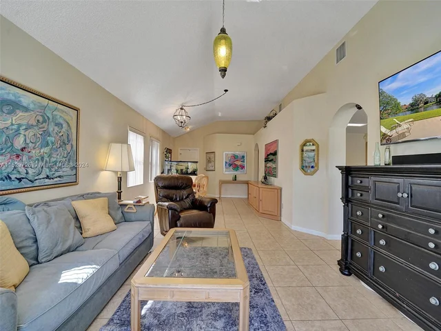 9250 Oak Grove Cir, Davie FL 33328