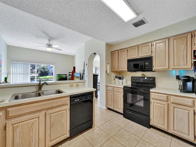 9250 Oak Grove Cir, Davie FL 33328