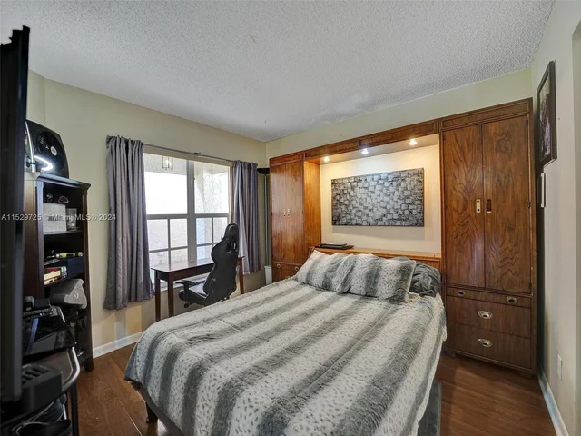 9250 Oak Grove Cir, Davie FL 33328