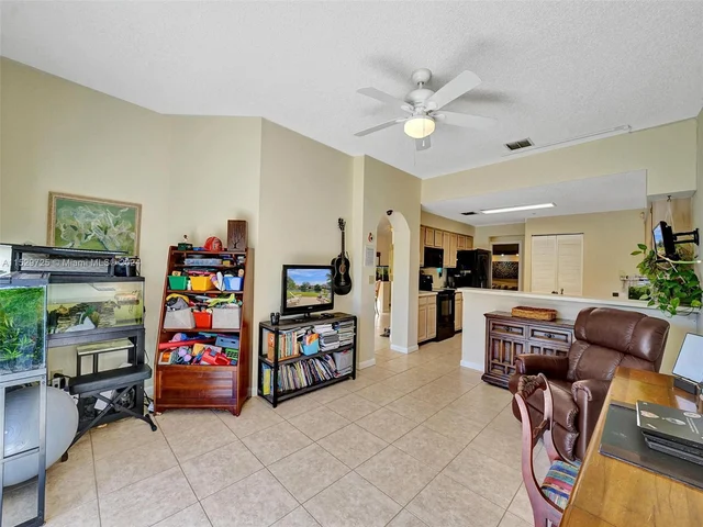 9250 Oak Grove Cir, Davie FL 33328