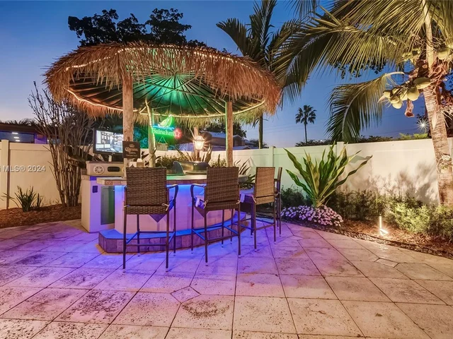 6951 Loch Ness Dr, Miami Lakes FL 33014