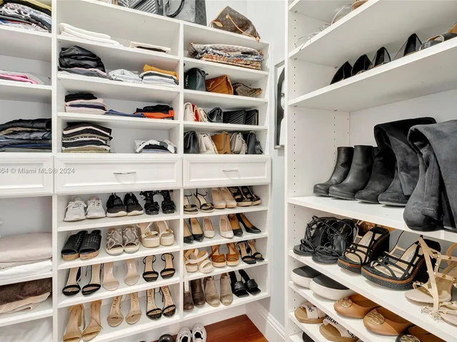 6951 Loch Ness Dr, Miami Lakes FL 33014