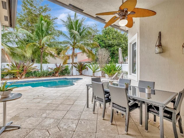 6951 Loch Ness Dr, Miami Lakes FL 33014