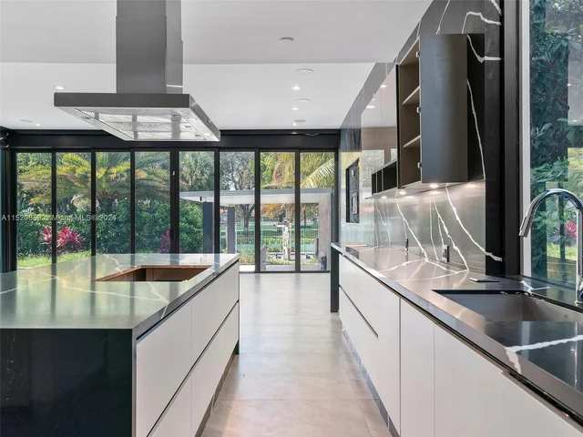 521 Holiday Dr, Hallandale Beach FL 33009