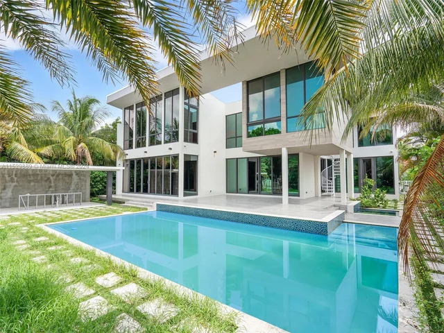 521 Holiday Dr, Hallandale Beach FL 33009