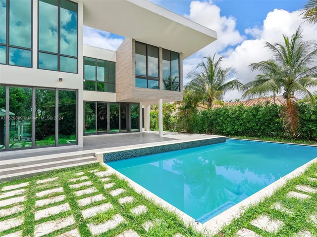 521 Holiday Dr, Hallandale Beach FL 33009