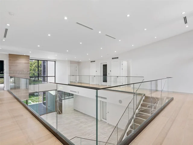 521 Holiday Dr, Hallandale Beach FL 33009