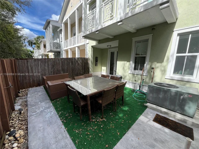 10748 NW 74th Ln, Doral FL 33178