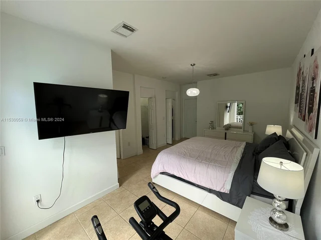 10748 NW 74th Ln, Doral FL 33178