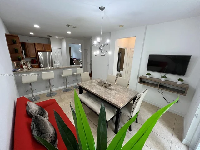 10748 NW 74th Ln, Doral FL 33178