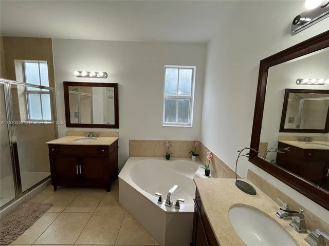 10748 NW 74th Ln, Doral FL 33178