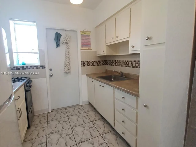 542 Euclid # 15, Miami Beach FL 33139