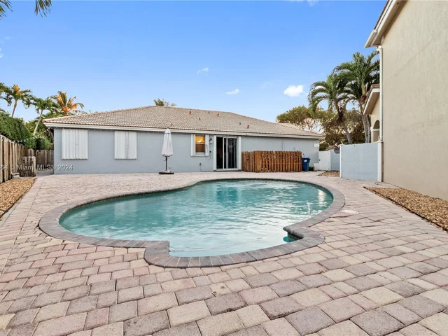 4553 NW 94th Pl, Doral FL 33178