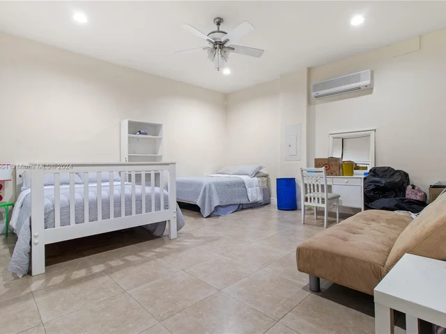 4553 NW 94th Pl, Doral FL 33178