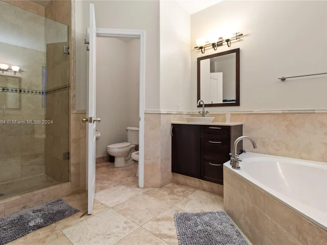 4553 NW 94th Pl, Doral FL 33178