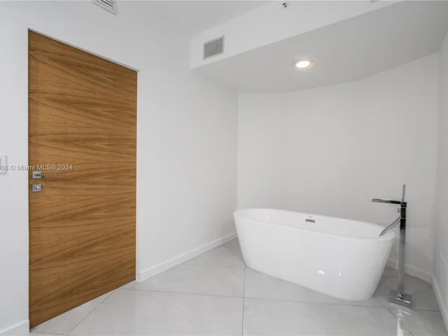 300 S Pointe Dr # 2606, Miami Beach FL 33139