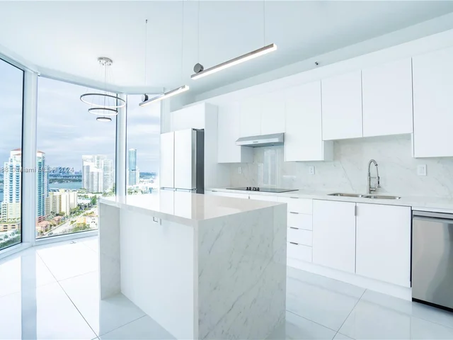 300 S Pointe Dr # 2606, Miami Beach FL 33139