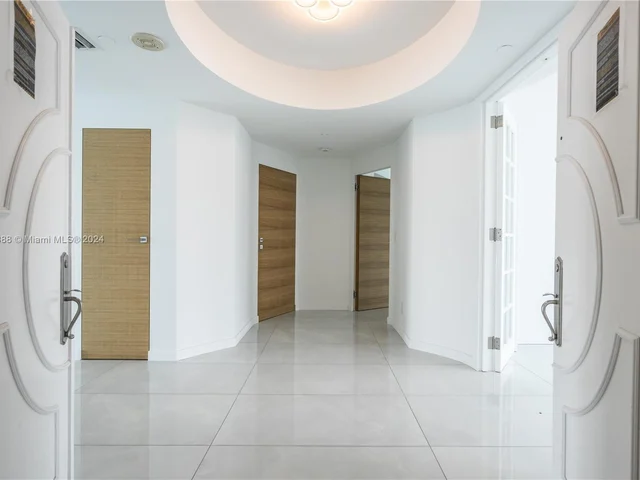 300 S Pointe Dr # 2606, Miami Beach FL 33139